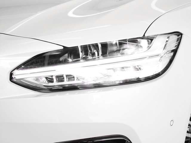 ヘッドライトはLED仕様です　トールハンマーと呼ばれるT字型のヘッドライトです