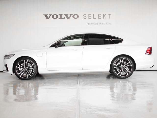 キングオブエステートであるV90をよりパーソナルな4ドアスタイルへと仕立て上げられたS90　ロングホイールベースによる堂々としたスタイルは、欧州セダンを上回る迫力を持ちます
