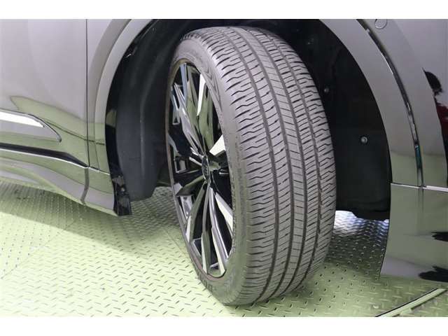 タイヤサイズはハイスペックな　225/45R21。切削光輝＋ブラック塗装で精悍な純正アルミホイールを装着しています。足元をシャープに引き締めてくれ、しっかりした走りも楽しめますよ。