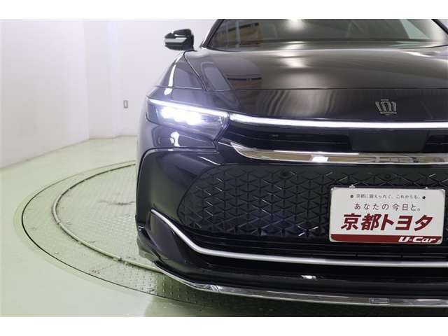 4つのランプに宿る力強い眼差し。4眼LEDヘッドランプです。汚れや積雪を取り除いてくれるヘッドライトウォッシャー付。オートライト、オートハイビームも搭載しているので面倒なヘッドライトの切替えは不要です