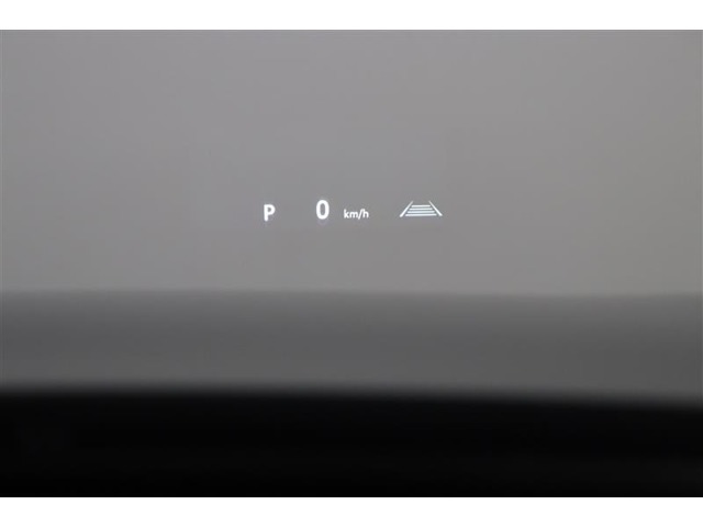 ヘッドアップディスプレイ（HUD）です。運転に必要な情報をフロントガラスの視野内に投影することで視線を外さず確認できます。視線移動や焦点調節が少なくて済むので安全性の向上に貢献します。