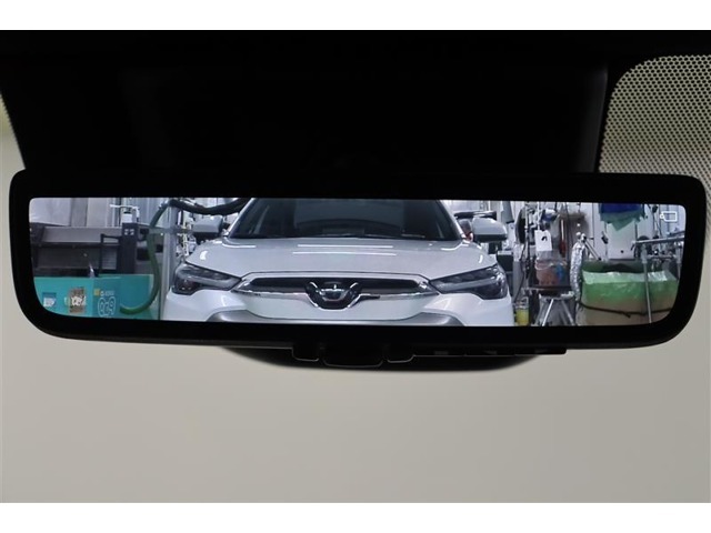 電子インナーミラーです。バックドア内側にカメラを取付けてインナーミラーに後方映像を表示。例えば、後席に大柄の方が座っていても後方確認が難なく出来ます。モニターモードとミラーモードは切替え可能です。