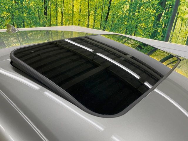 【サンルーフ】開放感たっぷりの希少装備、サンルーフが装着されています！車内に明かりを取り入れたり景色を楽しむ以外にも、車内の空気も簡単に換気できて快適です！