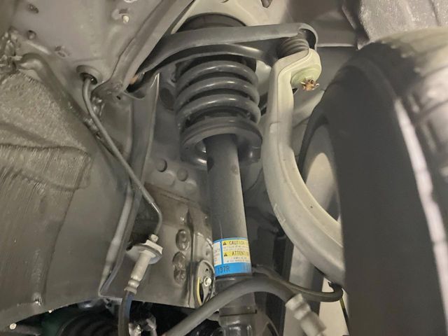 お車を安心してお乗りいただく為には、足回りの定期点検が欠かせません。サービスサポート（有償保証）では無料点検もご提供しており、安心のカーライフをお過ごしいただけるサポート体制が整っています。