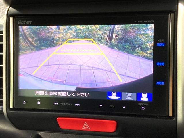 【バックカメラ】駐車時に後方がリアルタイム映像で確認できます。大型商業施設や立体駐車場での駐車時や、夜間のバック時に大活躍！運転スキルに関わらず、今や必須となった装備のひとつです！