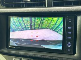 【バックカメラ】駐車時に後方がリアルタイム映像で確認できます。大型商業施設や立体駐車場での駐車時や、夜間のバック時に大活躍！運転スキルに関わらず、今や必須となった装備のひとつです！