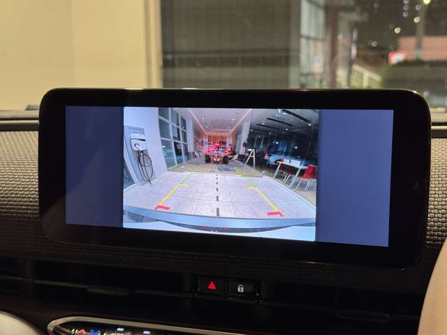 バックカメラにはガイドラインが表示されるので、まっすぐの駐車も楽々です！