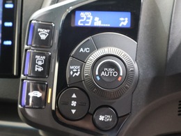 フルオートエアコンが装備されています！お好みの温度設定をするだけでエアコンの風量やモードの切り替えを自動でコントロールしてくれます！ユーザーの操作が少なく燃費走行にもつながります！