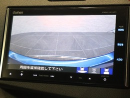 バックカメラが装備されており、後方の安全確認はもちろんのこと狭い場所での駐車や雨の日・夜間など視界の悪いコンディションでのストレスの軽減にもなります！