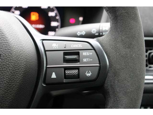 アダプティブクルーズコントロールの操作ボタンが配置されています。快適なドライブには欠かせないものとなっていますね。