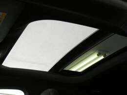 車内に光を取り入れ明るく開放的に演出するパノラミックガラススライディングルーフを採用しています！状況に応じてチルトアップ＆スライドの2パターンでご使用頂けます！！TEL：047-307-9933