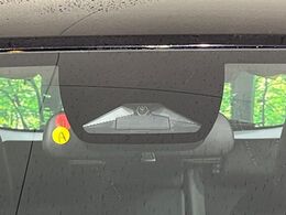 【ホンダセンシング】走行中に前方の車両等を認識し、衝突しそうな時は警報とブレーキで衝突回避と被害軽減をアシスト。より安全にドライブをお楽しみいただけます。