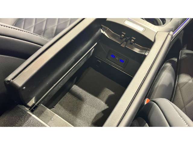 ドアハンドルには握りやすいグリップ形状が採用されています。万一の事故の際など、車内に残された乗員を救出する為、外部からドアを開けやすいようになっています。