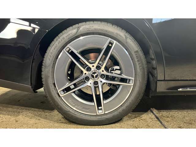『メルセデス・ケア』が継承されるお車は、車両本体の保証にプラスして、エンジンオイルやワイパーブレード等の消耗部品に関しましても、交換時期に達している場合は無償交換させて頂きます。