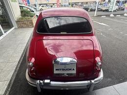 スモークフィルムを施したリアガラスです。重厚感あるスタイルに仕上がりました。