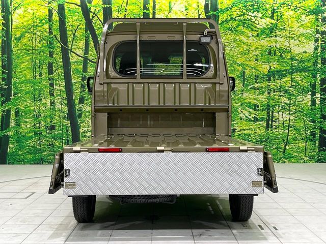 積み下ろしのしやすいデッキにはたっぷりと荷物を積み込んでいただけます。遊びから仕事まで、様々なシーンで頼れます♪