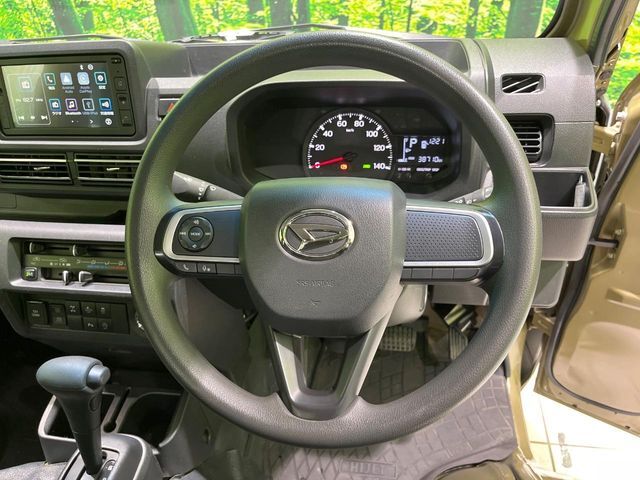 インテリアに合わせたデザインのステアリングは、運転される方のことも考え、運転しやすい形状、大きさです。是非一度、実際に触ってお確かめください。