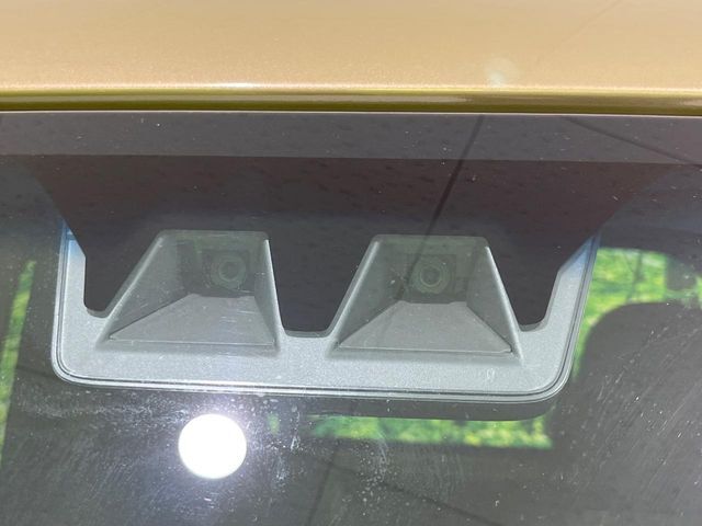 【スマートアシスト】走行中に前方の車両等を認識し、衝突しそうな時は警報とブレーキで衝突回避と被害軽減をアシスト。より安全にドライブをお楽しみいただけます。