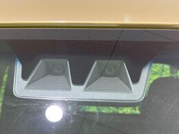 【スマートアシスト】走行中に前方の車両等を認識し、衝突しそうな時は警報とブレーキで衝突回避と被害軽減をアシスト。より安全にドライブをお楽しみいただけます。