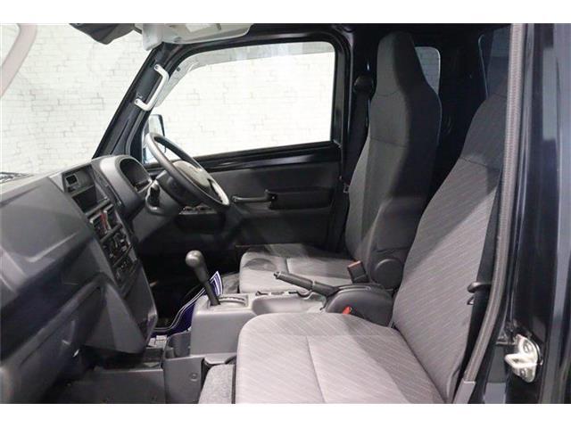 体格に合わせてシートの位置をきめ細かく調節できるので、いつでも最適な運転姿勢をキープ。操作も軽く、ラクラクです