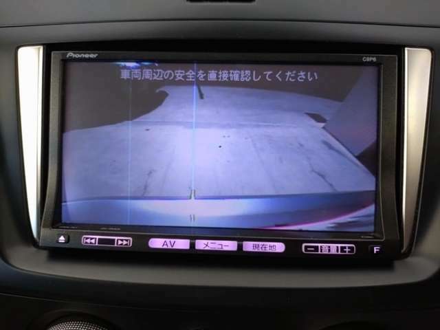 バックカメラも付いています。駐車の時に便利なのはもちろんの事、後方死角にいる子供たちに気が付くことができるので安心安全ですね