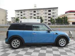 キセノンヘッドライトやオートライト、フロントガラス熱線がセットになった「MINTパッケージ」だけでなく、クロームライン内外装やホワイトターンシグナル、ETCや前後ドラレコなどのOP装備が盛沢山です！