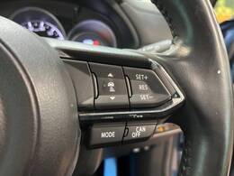 【マツダ・レーダークルーズコントロール】高速道路での長距離走行が楽に！自動で速度を保つクルーズコントロールが、衝突軽減システムと連携し、前方の車両を感知して車間を保つように速度調節してくれます！！