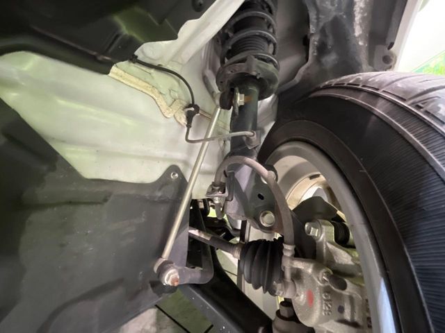 お車を安心してお乗りいただく為には、足回りの定期点検が欠かせません。サービスサポート（有償保証）では無料点検もご提供しており、安心のカーライフをお過ごしいただけるサポート体制が整っています。
