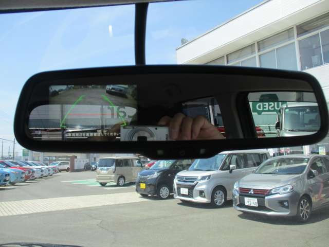バックモニター付きです。車の後方に小型カメラが付いており、バックする際の後方の様子をモニター上に表示します。小型カメラに傷がなく、キレイな状態なので、クリアな映像が映し出されます。