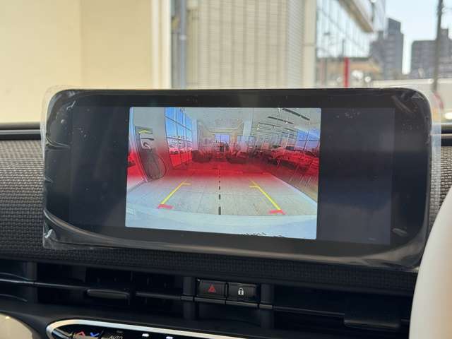 バックカメラにはガイドラインが表示されるので、まっすぐの駐車も楽々です！