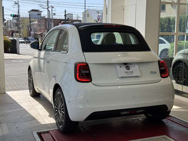 挑戦的で特徴的なリアビューは、国産車には出せない味のひとつです