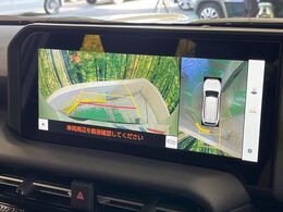 【パノラミックビューモニター】前後左右のカメラの映像をモニターに表示。真上から見ているような視点で周囲を確認できます。