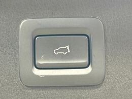 【パワーバックドア】スマートキーや運転席のボタンを押すだけでリアゲートが自動で開閉します！荷物を持っている時や、高い位置にあるバックドアを閉める際に便利な機能です♪