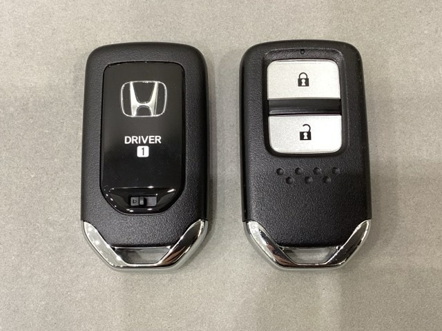 スマートキーを装備しています。鍵を差し込むことなくドアロックの開け閉めと、スタートボタン操作でのエンジンスタートができます。スペアキーも同じものを用意しております。