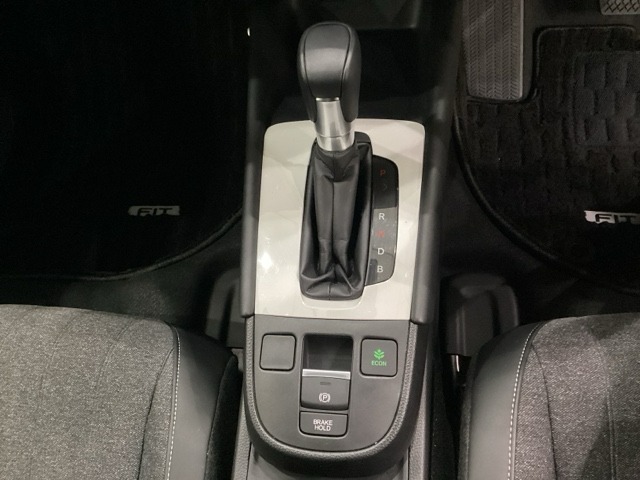 「e:HEV」は、モーター走行を中心にしながら電気エネルギーやエンジン動力を最も効率よく使い分けることができる賢いハイブリッドシステムです。サイドブレーキはスイッチ操作の電子制御パーキングブレーキです
