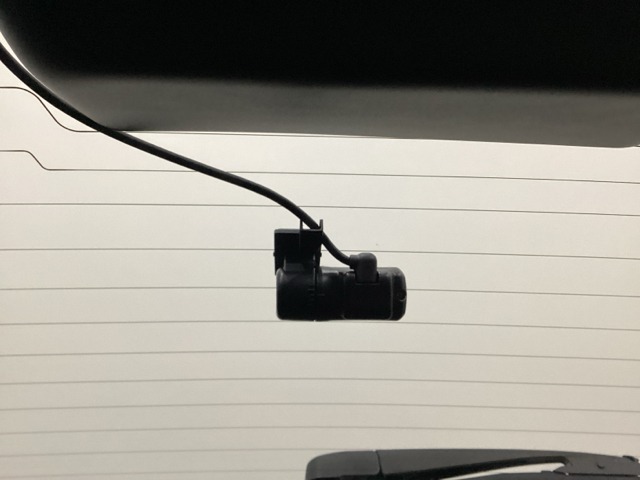 後方にもドライブレコーダーのカメラが付いています。前後両方でお車の周りを監視・記録いたします。