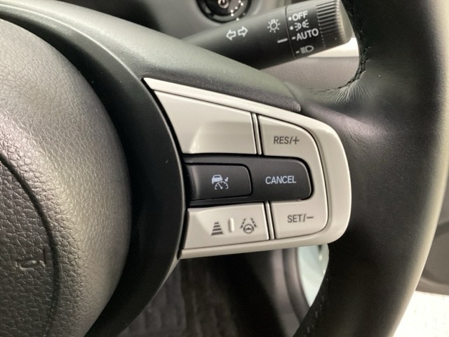 ハンドルにHondaセンシング系のクルーズコントロールやレーンキープアシストなどのスイッチが装備されています。ハンドルから手を離さず安全に操作できます。