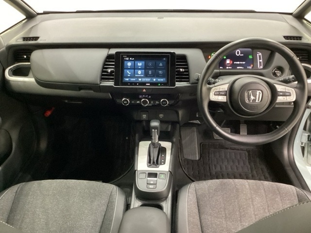 車内は光触媒抗菌消臭施工済です。スタイリッシュなデザインでスポーティなインパネ周りを演出します。グローブボックスやカップホルダーのほかにトレーなどたくさんの収納スペースが付いています。