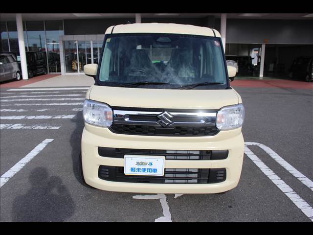 大きな「軽」のマークが目印です！軽自動車天国の広い展示場には300台の軽・届出済未使用車がございますのできっと皆様の愛車が見つかります！