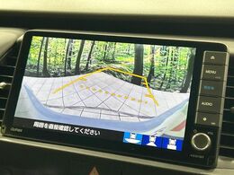 【バックカメラ】駐車時に後方がリアルタイム映像で確認できます。大型商業施設や立体駐車場での駐車時や、夜間のバック時に大活躍！運転スキルに関わらず、今や必須となった装備のひとつです！