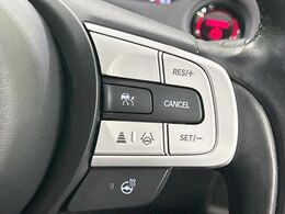 【ホンダセンシング】走行中に前方の車両等を認識し、衝突しそうな時は警報とブレーキで衝突回避と被害軽減をアシスト。より安全にドライブをお楽しみいただけます。