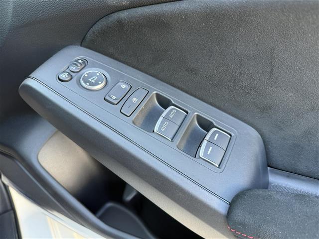 気になる車はすぐにお問い合わせください！画面右側の0066から始まる無料ダイヤルからお問い合わせ下さい！専門スタッフがお車のご質問にお答えいたします！