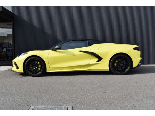 ショールームでは、認定中古車に加え、最新のニューモデルも各種取り揃えております。見学や試乗はもちろん、専門スタッフによるアドバイスなど、様々なサービスを通して、「アメ車のある生活」をご体感いただけます