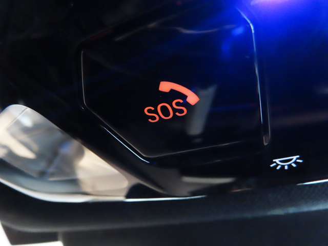 SOSコール/エアバックが展開するような深刻な事故において、自動でSOSコールを発信します。車内で急病人が出るような緊急時は、手動で発信可能です。