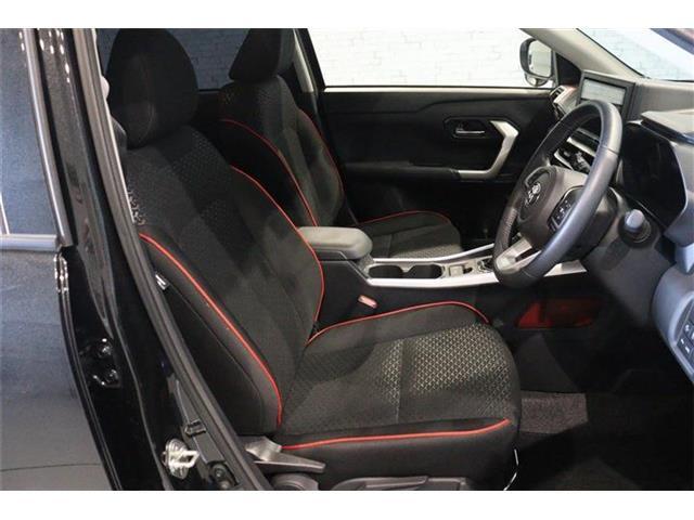 良好な視界とスムーズな乗り降りを実現した運転席。運転席はアイポイントを高くし視界良好です。