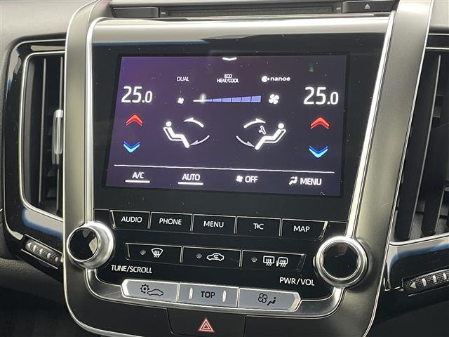 【フルオートエアコン】お好みの温度に設定しておくだけで車が風量を自動調整。
