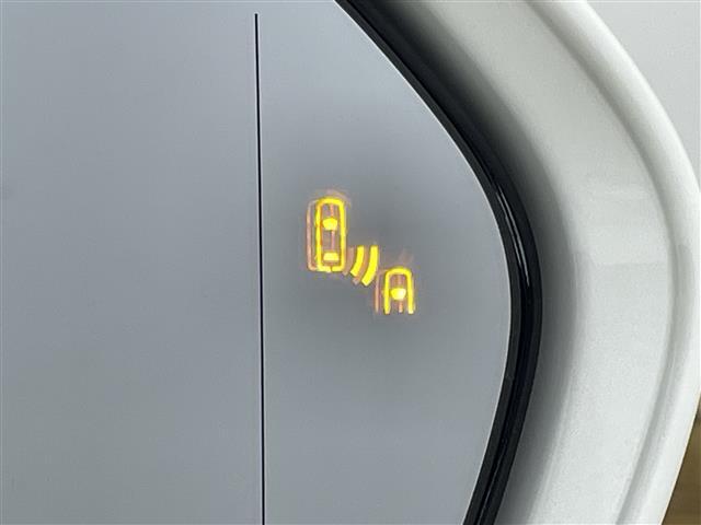【BSM（ブラインドスポットモニター）】隣車線上の側方および後方から接近する車両を検知すると、検知した側のドアミラーが点灯。その状態でウインカーを出すと、インジケーターの点滅と警報音で警告します。