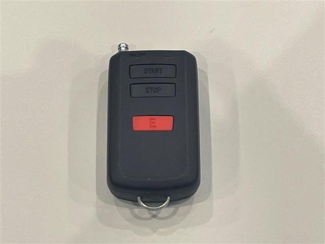 【エンジンスターター】車から離れた場所からリモコンやアプリなどを使ってエンジンの始動・停止を遠隔操作できる装置のことです。冬場や夏場など、乗車前に車内を快適な温度に調整するためにご利用ください♪