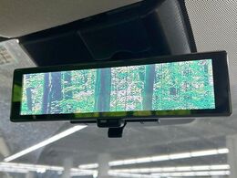 【インテリジェントルームミラー】後席の大きな荷物や同乗者で後方が確認しづらい時でも安心！カメラが撮影した車両後方の映像をルームミラー内に表示。クリアな視界で状況の確認が可能です！