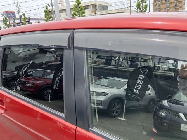 専用プラスチックバイザー装備で天候に左右されず車内の換気が可能です。